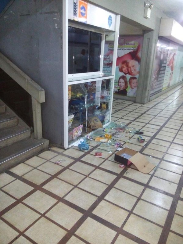 lizardo_jesus's tweet photo. #26A ARAGUA: SAQUEADAS TIENDAS en CC Plaza Maracay https://t.co/Pxi7AFfBgY