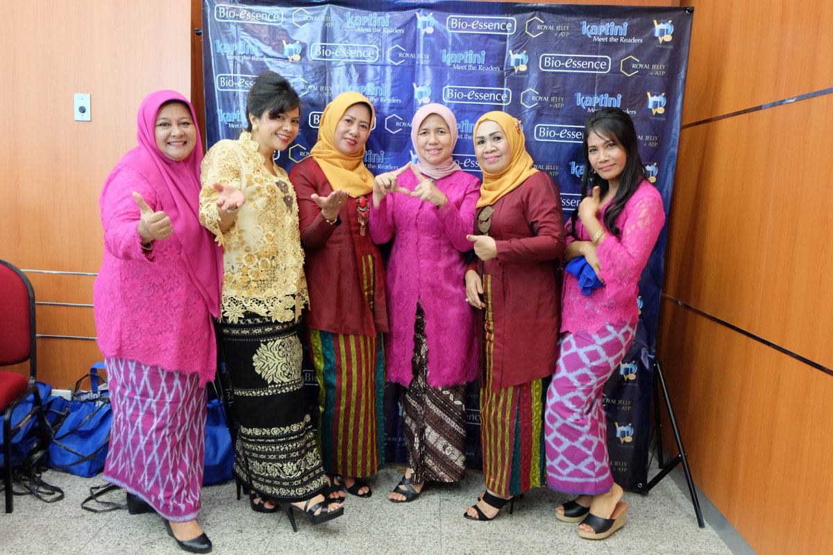 MajalahKartini's tweet photo. Sahabat KARTINI berpose seru di wall of fame #EventKARTINI #BioEssenceNowAvailable @BioessenceID :) https://t.co/bSw5KcgbbK