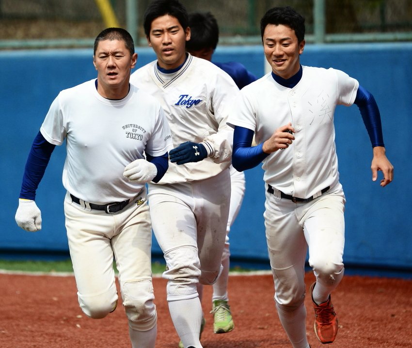 毎日新聞ストーリー編集部 Ar Twitter 5月1日のストーリーは 志望は東大野球部 39歳のオールドルーキー 元麻酔科医の伊藤一志さん 左 は野球部に入るため 10回以上受験し続けて東大に合格 若い部員に交じって奮闘しています その姿と最下位脱出を目指す野球 毎日新聞ストーリー編集部 Ar Twitter 5月1日のストーリーは 志望は東大野球部 39歳のオールドルーキー 元麻酔科医の伊藤一志さん 左 は野球部に入るため 10回以上受験し続けて東大に合格 若い部員に交じって奮闘しています その姿と最下位脱出を目指す野球