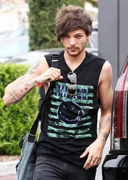 OnlyLesbians2's tweet photo. Esa mirada, es muy hermoso😻💖 #ProjectHomeLouisDay https://t.co/XtEpKUKBOx