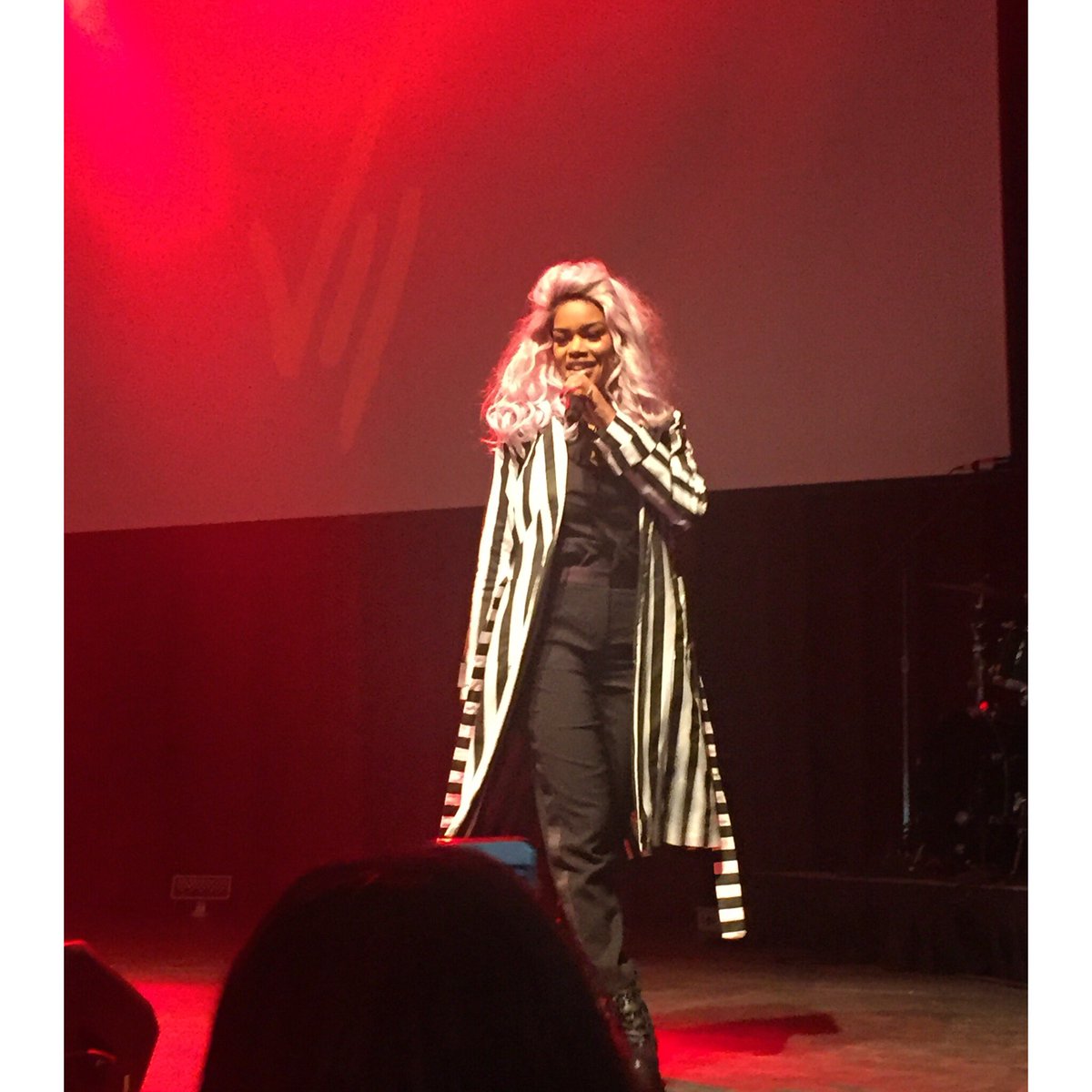 _adventureking's tweet photo. ; slaying those beetlejuice stripes!! @TEYANATAYLOR https://t.co/Sk2gq5Twfv