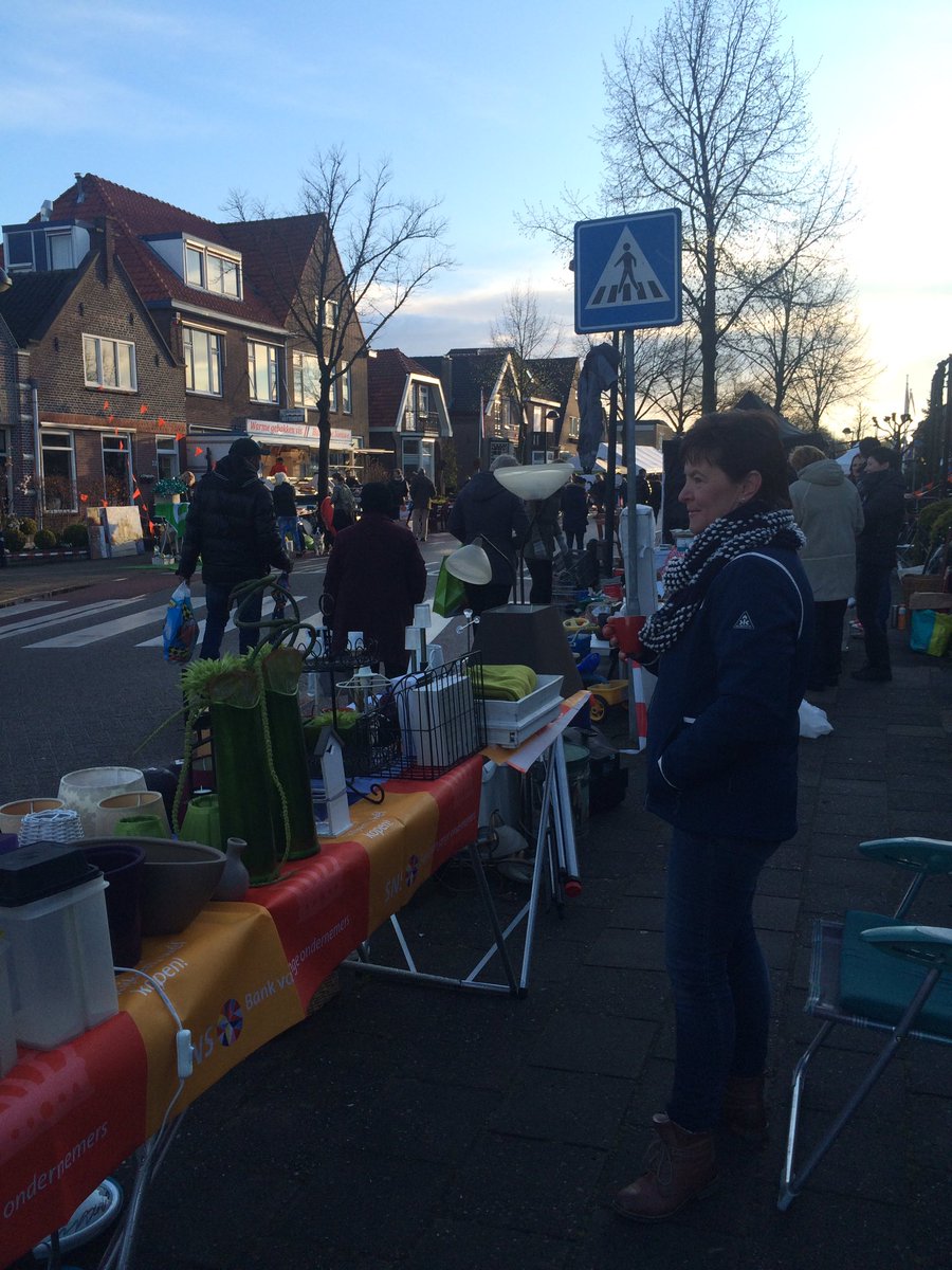 Vlag hangt, bakje koffie erbij, de verkoop kan beginnen! #vrijmarkt #ijsselmuiden