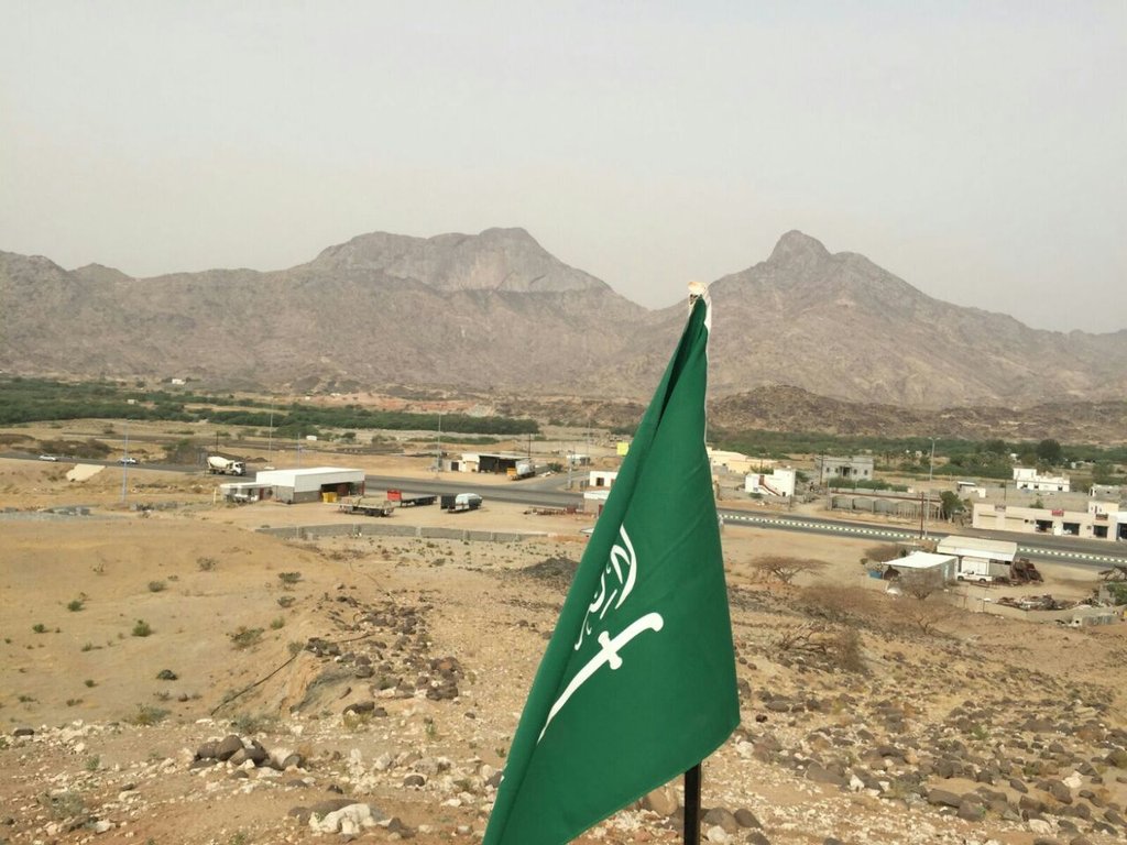 ديرتي ياعزها من ديرة  أهل الكرم والجود والموجبات