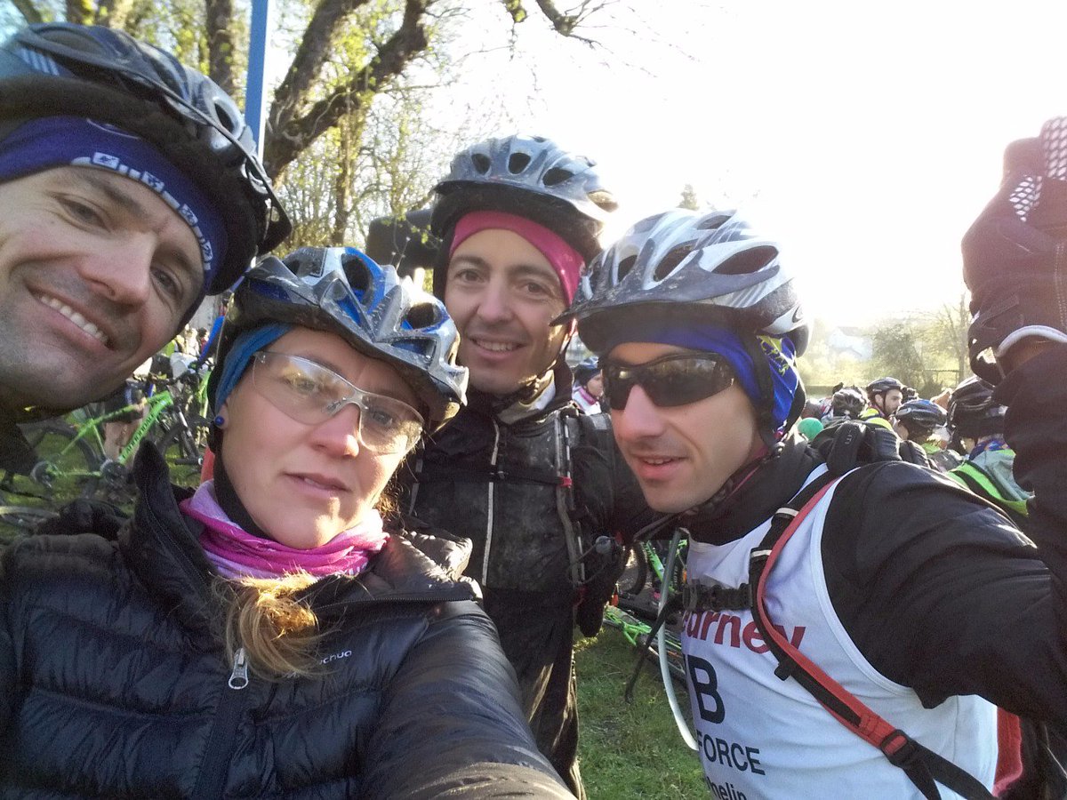 dorato44378464's tweet photo. #bibteam pre pour depart du j3 sous une chaleur de plomb (-3c) #Raid2016 https://t.co/hXL5Nfgmdh