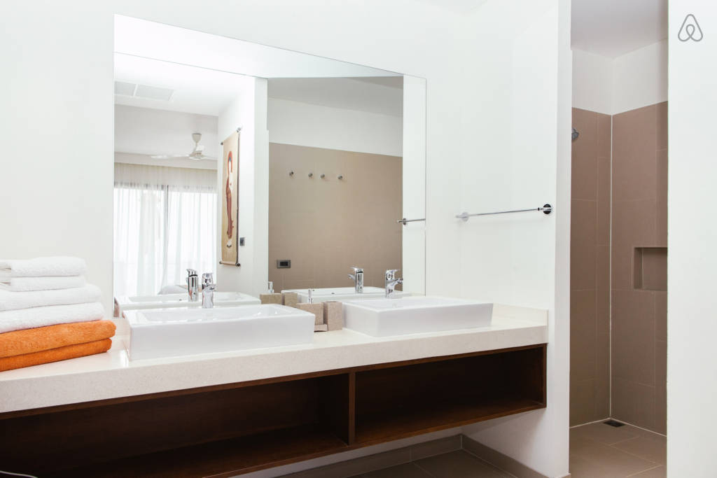 Bay_Residence's tweet photo. Sleek, modern furnishings make for classy island living on Koh Phangan #bayvillas #holidayhome #luxurytravel https://t.co/zjDeDEvVi1