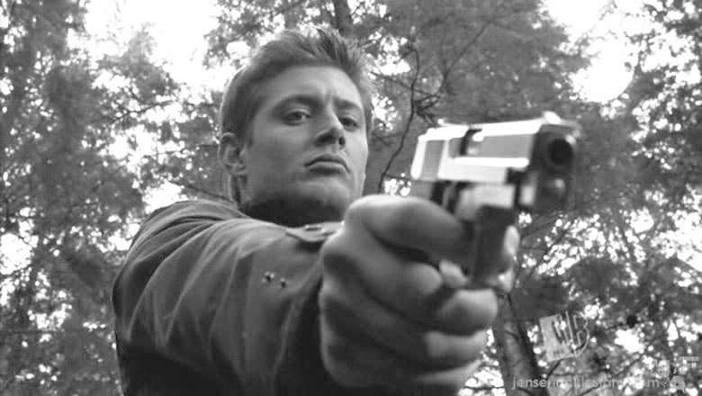 demon_heart_spn's tweet photo. ..short break.. #GunAppreciation #DeanWinchester #WinchesterWednesday @Olivia2Y5 @jensdalecki @Bloody_Mary0812 https://t.co/iM6Vk5DIDE