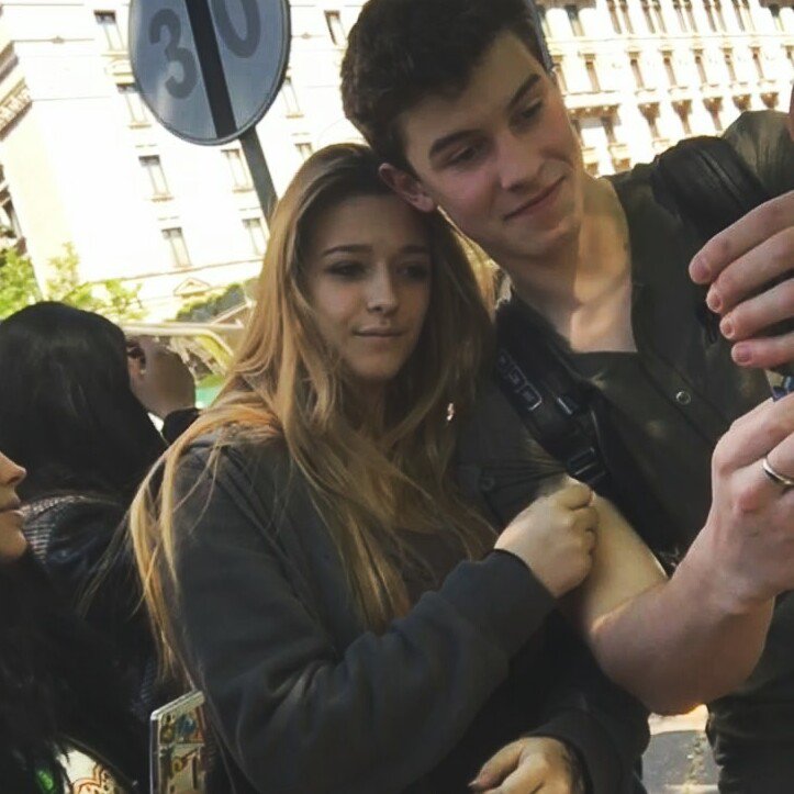 wonderlharry's tweet photo. @ShawnMendes I finally met my baby. 2704 https://t.co/PzX4mmoNte