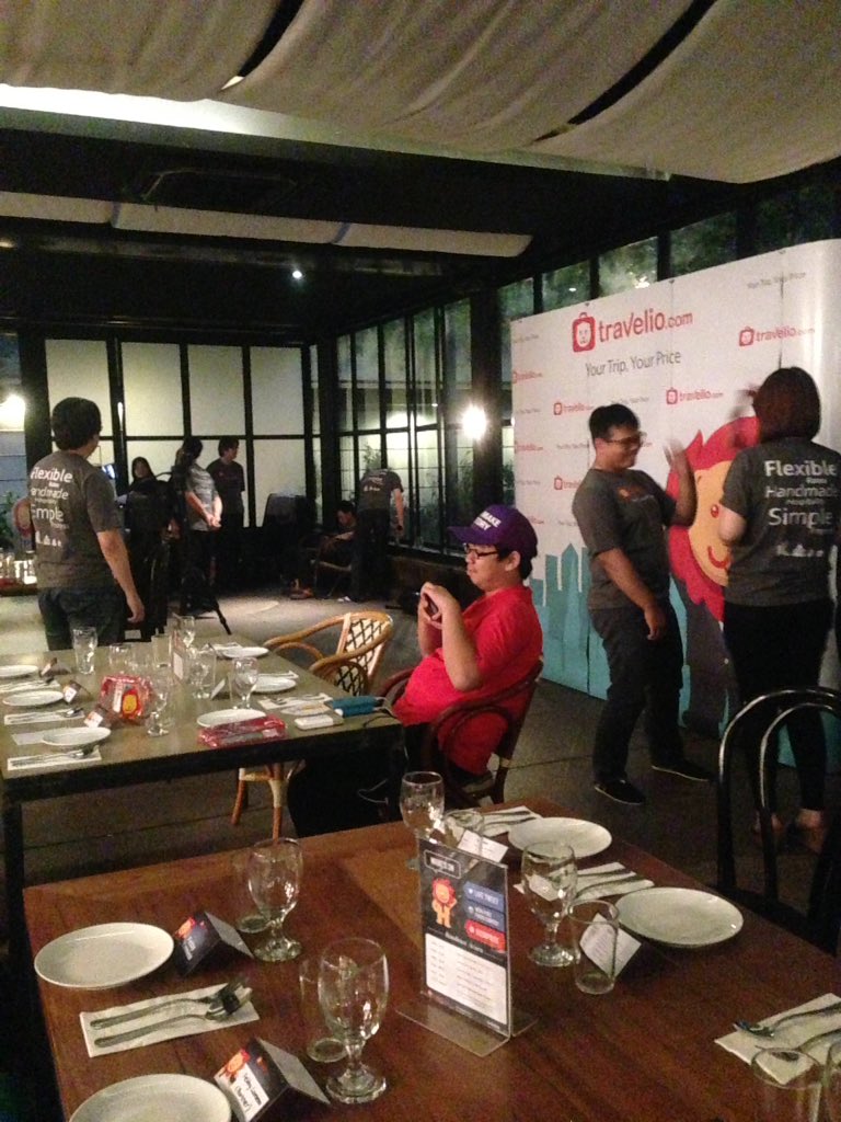 Sebentar lagi #travelio1st birthday party akan segera dimulai! Asyik asyik! 😊