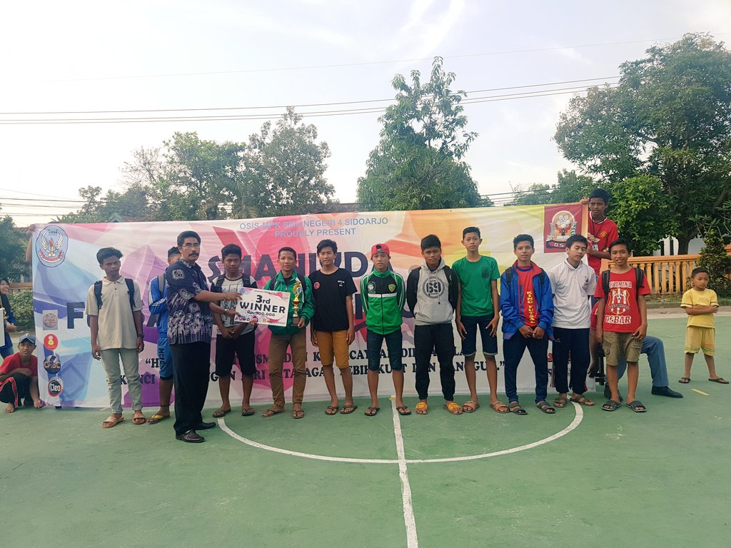 Selamat kepada SMP Sepuluh Nopember dan SMPN 2 Sidoarjo menjadi juara III dalam Smanivda Futsal Cup 2k16