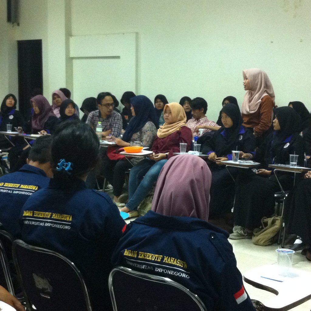 BEMUndip_Harkam's tweet photo. Roadshow kli ini diakhiri dgn pnyampaian aspirasi dan pemberian kotak aspirasi dr FKM ke @BEMUndip_ https://t.co/jNF3rLwqAy