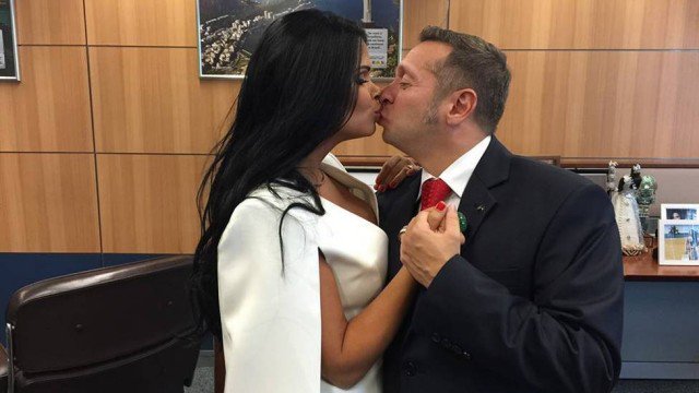 sitedaband's tweet photo. Primeira-dama de ministro é proibida de falar e sai do Facebook https://t.co/ODcn1oJSuH https://t.co/SGKyI3XMMu