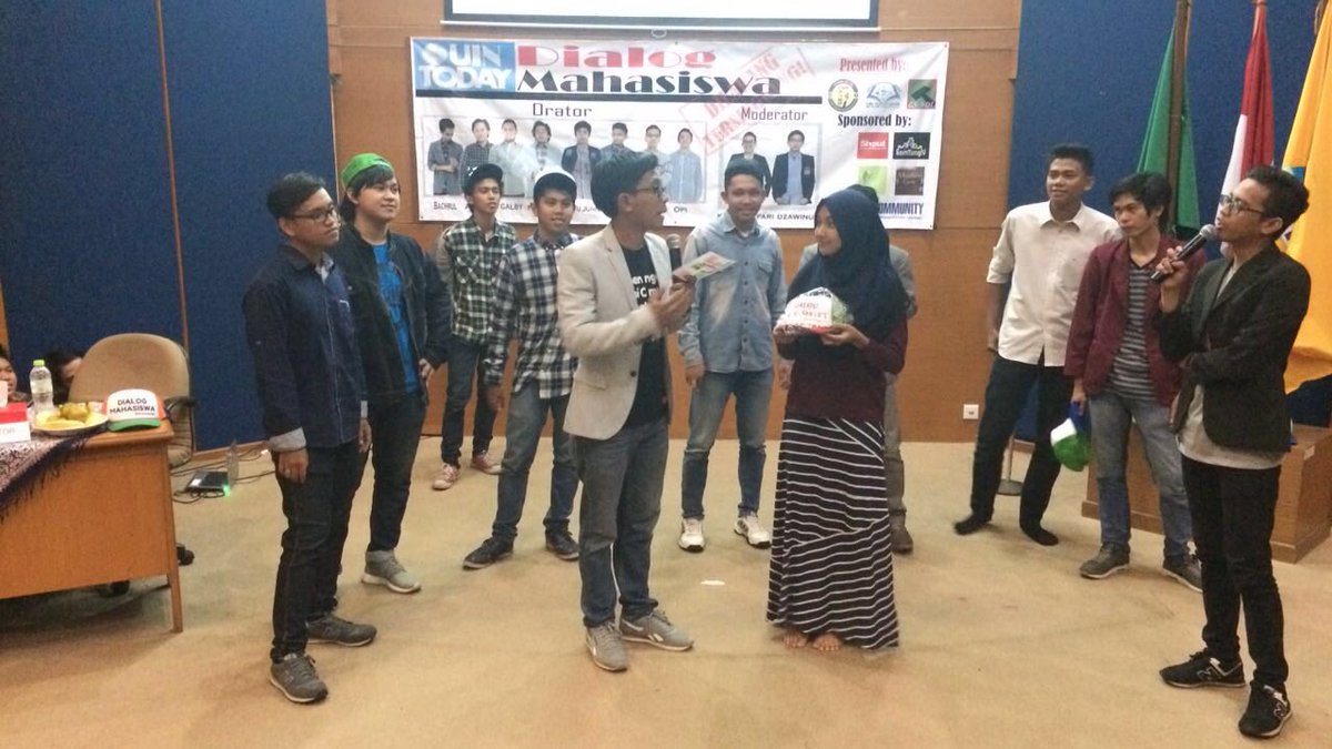 ShoutCap's tweet photo. Sesi games di #DialogMahasiswa @StandUpUIN. Salam yak @Dzawinur ke yg pake jilbab. #ehh https://t.co/hhfa4KOiCQ
