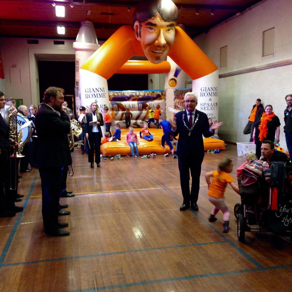 willemgradisen's tweet photo. Koningsdag #Mook vol activiteiten.Opening met dank aan Harmonie Erica &amp; Gemeenschapshuis. Organisator @JeugdMook top https://t.co/tX5zfMbHCS