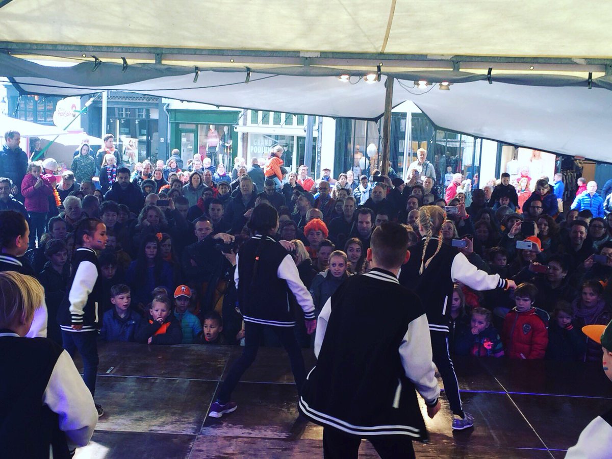 Volle bak op het #Kerkplein waar verschillende lokale dansscholen optreden! #KoningsdagDB #letsswingwiththeking