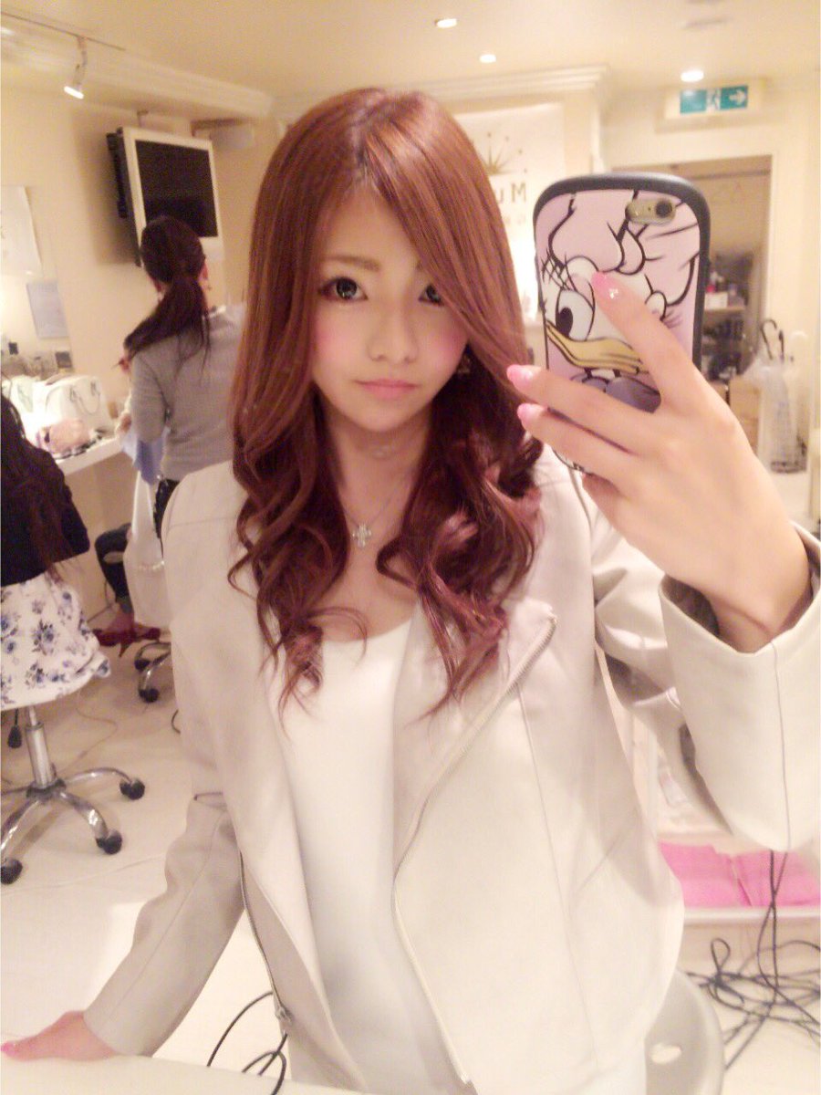Twitter पर 雛姫 愛 ひなきまな 最近ゆる巻きにはまってるー キャバ嬢っぽくない巻きで Olさんに居そうな感じ って オーダーしてるよ P W P 私服も最近綺麗系ばっかだもんねーって ヘアメイクさんにいわれた ๑ わら 年ですな わら