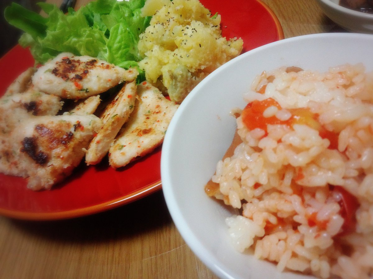 くま ばんごはん トマトの炊き込みご飯 鶏胸肉のパン粉焼き マッシュポテト 炊飯器にご飯 と一緒にトマトをいれて炊きました トマトの旨み広がるご飯