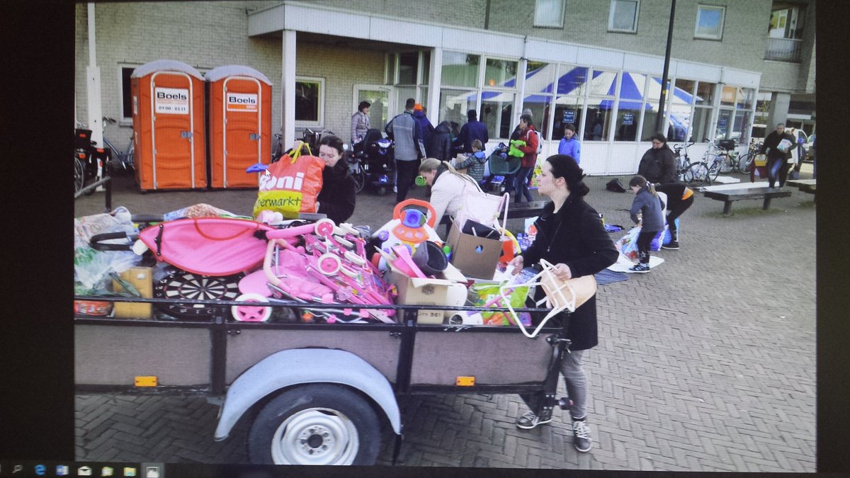 gertbudding's tweet photo. Oud burgemeester #Gebben zorgt dat in voormalige #bieb kleedjes markt gehouden kan worden in#Renkum https://t.co/Rv4vEtHvqr
