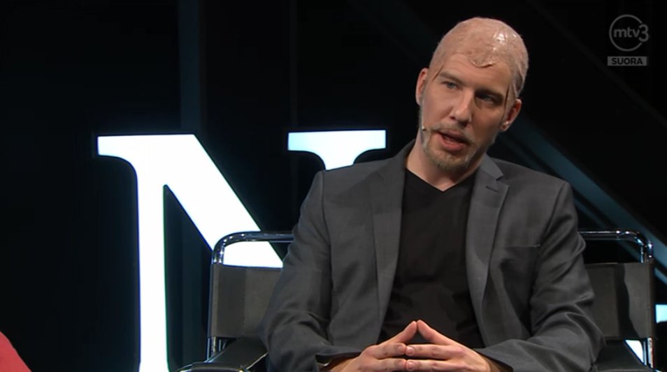 "2-osassa selviää et jatkosota olikin ollut vaan hänen äitinsä unta" katsomo.fi/#!/jakso/33006… #SNLSuomi @hirviniemi