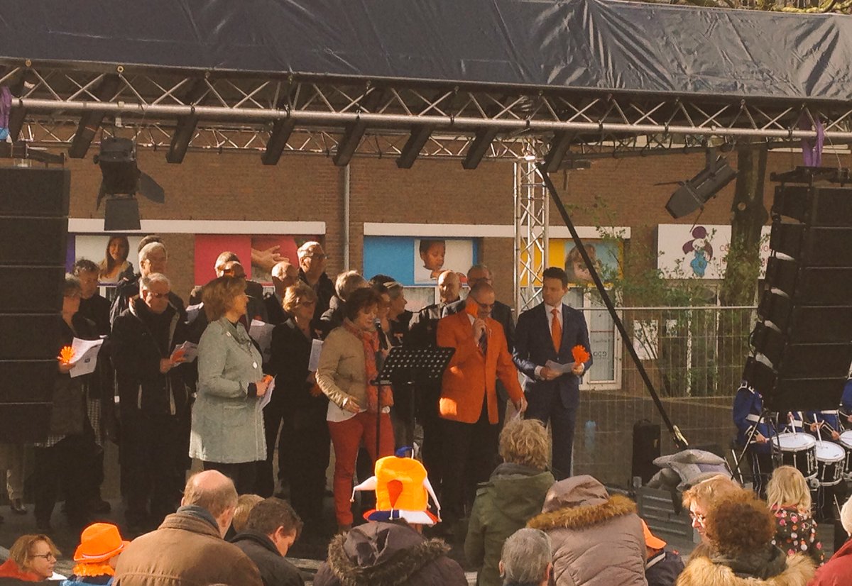 OVLeiderdorp's tweet photo. #aubade van start. B&amp;W en alle gedecoreerden op het podium. Nu #zilvervloot playin' https://t.co/s9nlFt0Uen