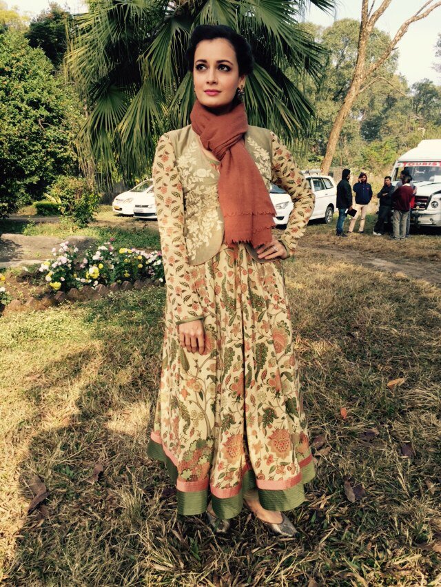 instantbolly's tweet photo. Dia Mirza looked beautiful in Ritu Kumar label for her show on Living Foodz " Ganga- Soul of India". https://t.co/ZdJ9HTESg2