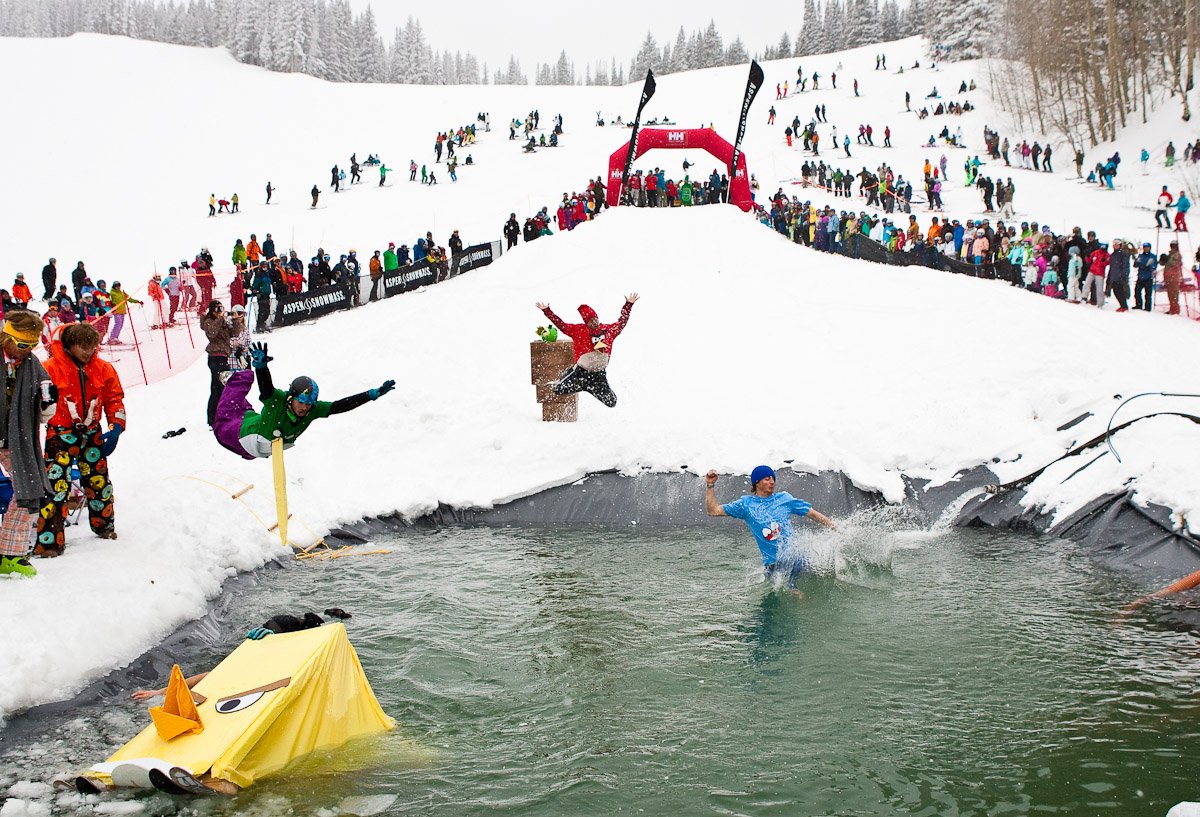 InTheSnowMag's tweet photo. It’s the end of the #ski season and the popular ‘pond-skimming’ events return !
https://t.co/IigrQ9tIw0 https://t.co/BVCcaiPrN0