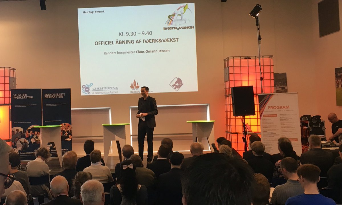 ebizRanders's tweet photo. Vækst i #businessRegionAarhus messe i #Randers #borgmestertale #Claus #Omann #Jensen #samspil #samarbejde #RandersFC https://t.co/yZiBh5ShLp