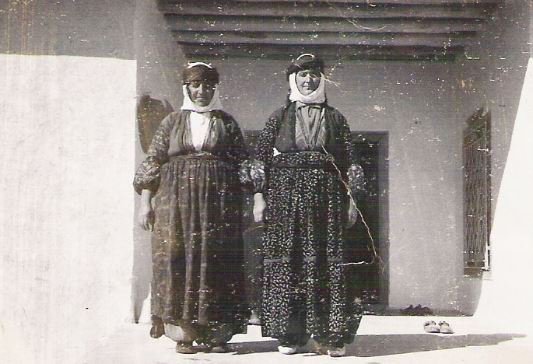 FKoyuncuer's tweet photo. Jinên Anatoliya Navîn ên eşîra reşiyan bi kincên xwe yên herêmî.
Women in traditional Kurdish clothes.
#TwitterKurds https://t.co/6yVY96EPfo