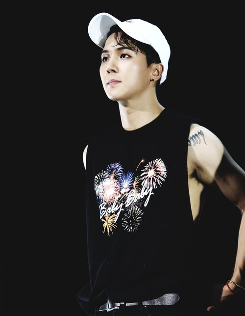 BxGSongMinHo's tweet photo. @SeolBxG #Negro #Gorra #blanca #Tatuaje #HTteamo #BabyBaby #masHt #InstaCOncert #SuperFoto #palFeis #MG https://t.co/AqHnXpvhpV