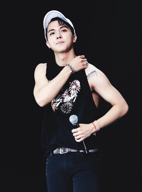 BxGSongMinHo's tweet photo. @SeolBxG #Negro #Gorra #blanca #Tatuaje #HTteamo #BabyBaby #masHt #InstaCOncert #SuperFoto #palFeis #MG https://t.co/AqHnXpvhpV