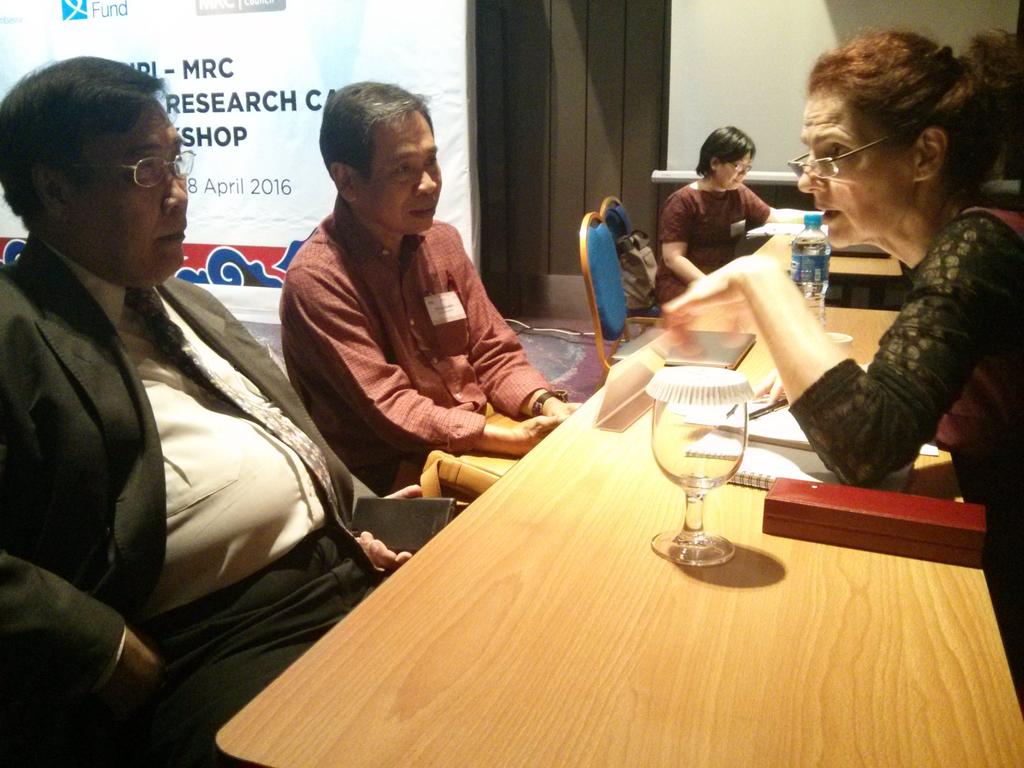 Sometimes, the discussion between Indonesian &amp; UK researchers ain't one-to-one; it's one-to-many! 😉 #DIPI
