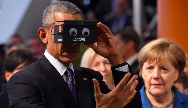 NewsViet's tweet photo. Tổng thống Obama trông cũng khá... dễ thương khi đeo kính thực tế ảo - https://t.co/GAn75KvDSz https://t.co/UMfasJTnr7