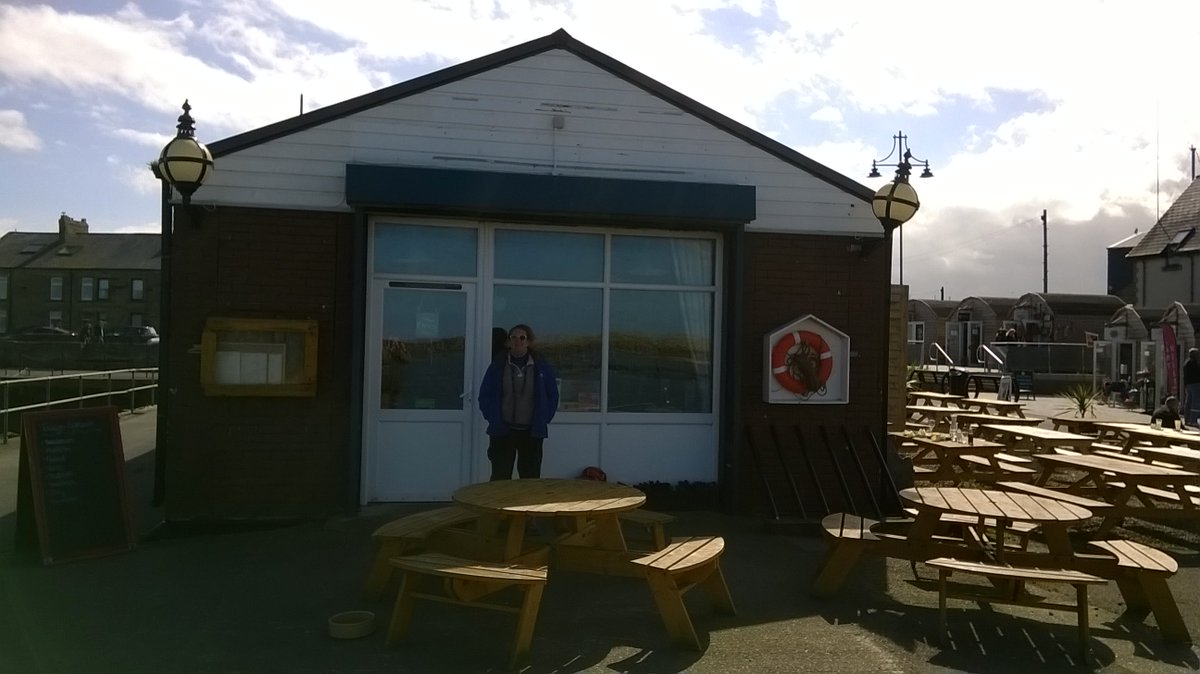 WineLaird's tweet photo. This unpretentious shed in Amble harbour serves some of the best seafood ever. #theoldboathouse. Lovely surprise. https://t.co/vspko3uxLM