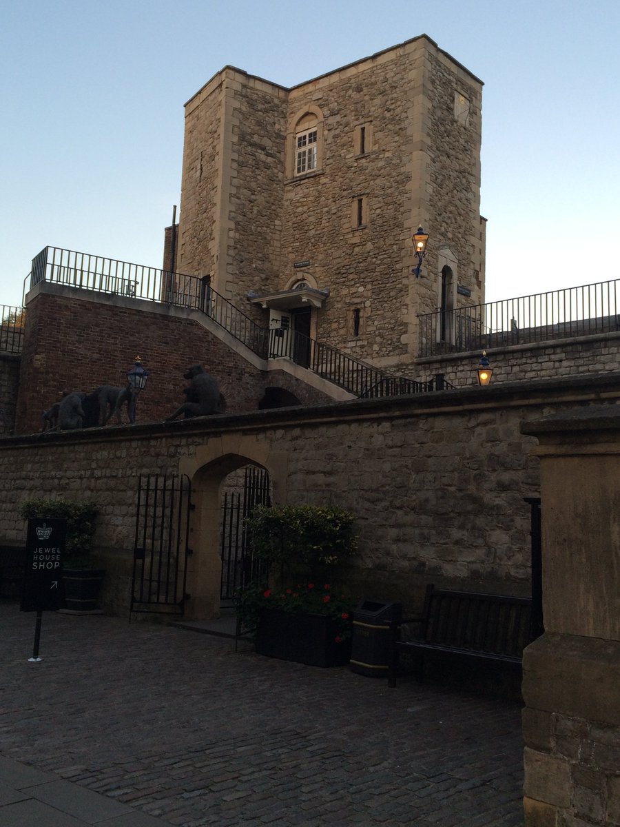InsideUVL's tweet image. Want a special place to propose? The Martin Tower at #TowerofLondon is perfect for a dinner for 2! #UniqueProposal