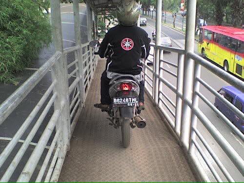 TiblantasID's tweet photo. Jembatan penyeberangan dibuat agar pejalan kaki aman saat menyeberang dan tak mengganggu lalu lintas. #TertibYuk https://t.co/f1Q4KfObcu