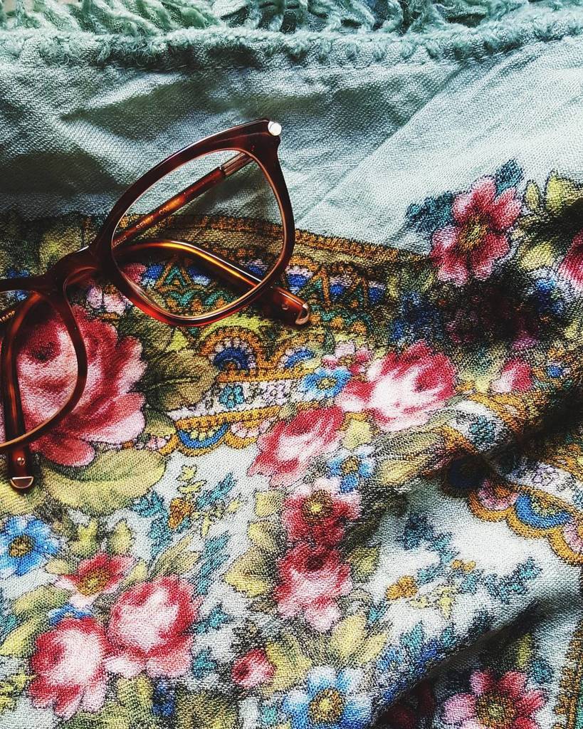 trendymood's tweet photo. Details. 🌹
#scarf #Russianart #generaledoptique #picoftheday #detail #flowers #vscocam https://t.co/0pM4xBFb6o https://t.co/RDczmBRDV7