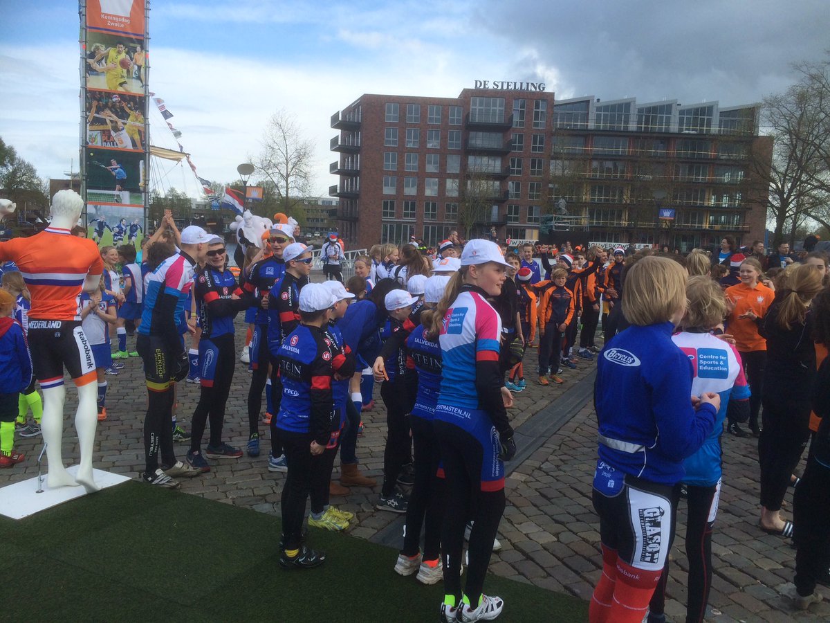 Hanzerenners's tweet photo. #KoningsdagZwolle wielrenners zijn niet echt dansers😂 https://t.co/EGIFRNFz4O
