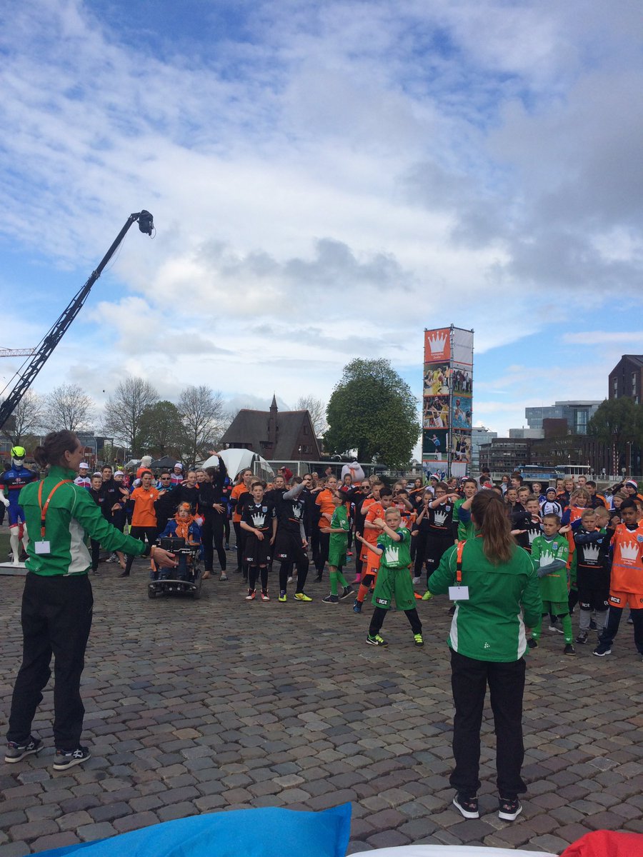 We zijn begonnen met de warming up op het sportplein. #hupsakee #koningsdagzwolle