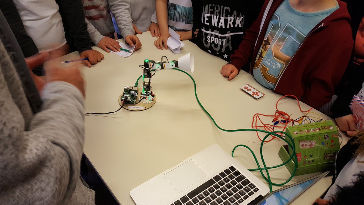 dphroy's tweet photo. #PoppyErgo fait son show à #RobotEvian ! #PoppyRobot @ThymioII @Inria @Marik74Mccosson @frederique1875 https://t.co/Loer7xY4HO
