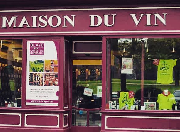 J-10 ! La Maison du Vin de #Blaye s'est mise aux couleurs du #marathondesvinsdeblaye ! Nous on est prêts ! Et vous ?