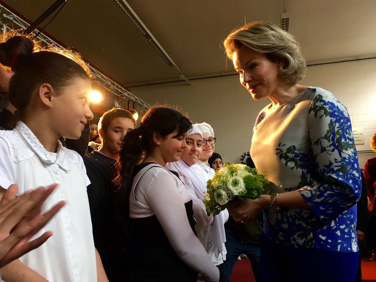 MonarchieBe's tweet photo. Brabançonne à l'accueil à l'Athénée Serge Creuz #Molenbeek: contre l'échec scolaire avec le #FondsReineMathilde https://t.co/7yKZrhVSPh
