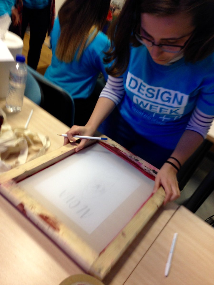 esi_valladolid's tweet photo. #workshop serigrafía #designonfire! #DMD2016 #WDD2016 #Designinaction https://t.co/HSHCmvzspX