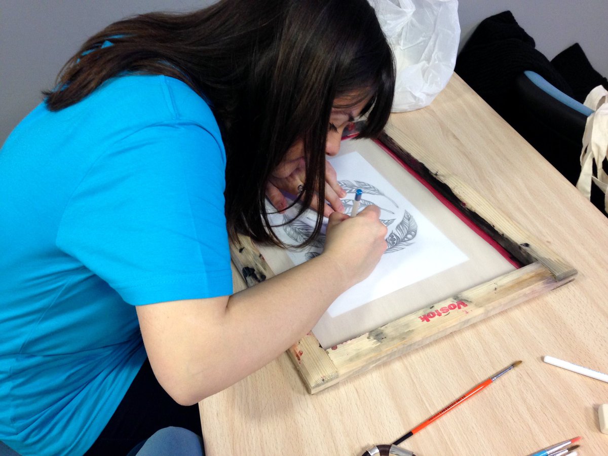 esi_valladolid's tweet photo. #workshop serigrafía #designonfire! #DMD2016 #WDD2016 #Designinaction https://t.co/HSHCmvzspX