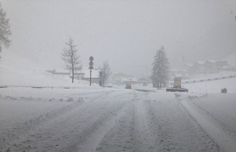 weathertoski's tweet photo. Yet more heavy snow in the Alps! https://t.co/utUZGIc5qX https://t.co/MX6vCWn5tL