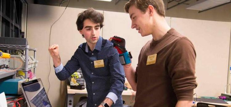 technplaycom's tweet photo. Deux étudiants inventent des gants pour malentendants https://t.co/JbW030QOGm #IoT https://t.co/h3FHcA4474