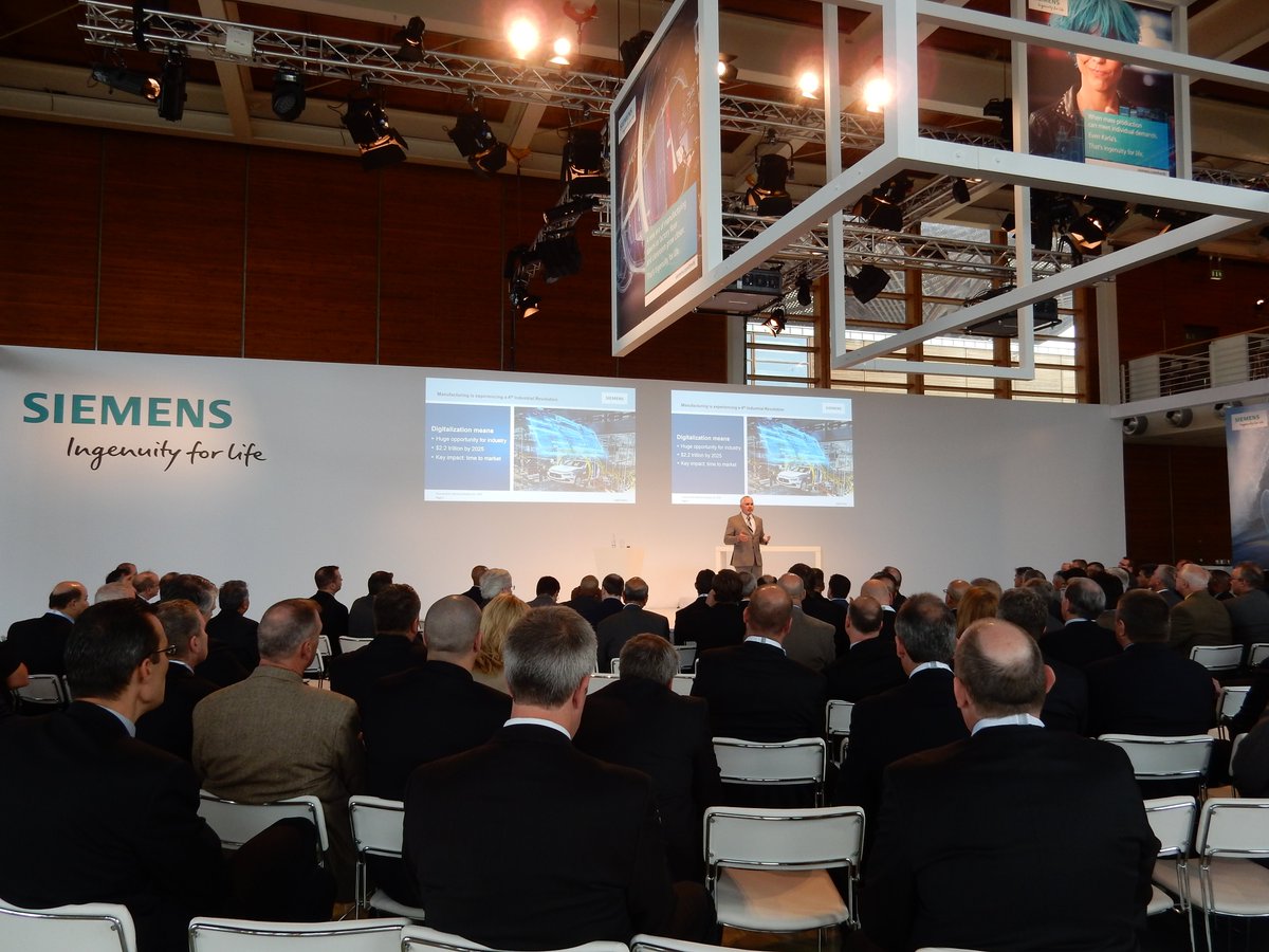 laurnwhite's tweet photo. See some of my favorite details from #HannoverMesse and the Siemens Customer Experience! #HM16 @SiemensCanada https://t.co/LuqFMztp41