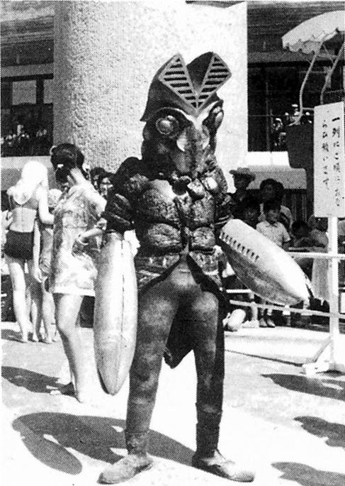 このバルタン星人も「ウルトラファイト」や「レッドマン」に登場したアトラク用スーツではなく、ハサミのみ新造したオリジナルの初代着ぐるみの模様。時期は昭和44年5月のイベント。