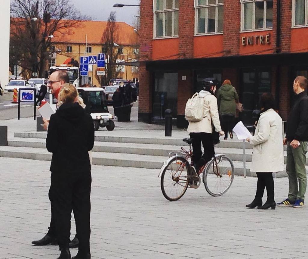 DesignRambles's tweet image. Early morning testing, hunting cyclists outside KTH #testing #failearly #quicktesting #dirtyprototypes #designthink…