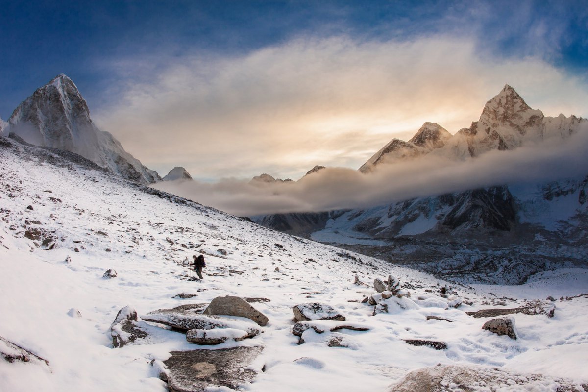 Trekking_Spot's tweet photo. Trekking on a snowy mountain against a backdrop which has a magnificent sky! https://t.co/vpjhGPRkwn