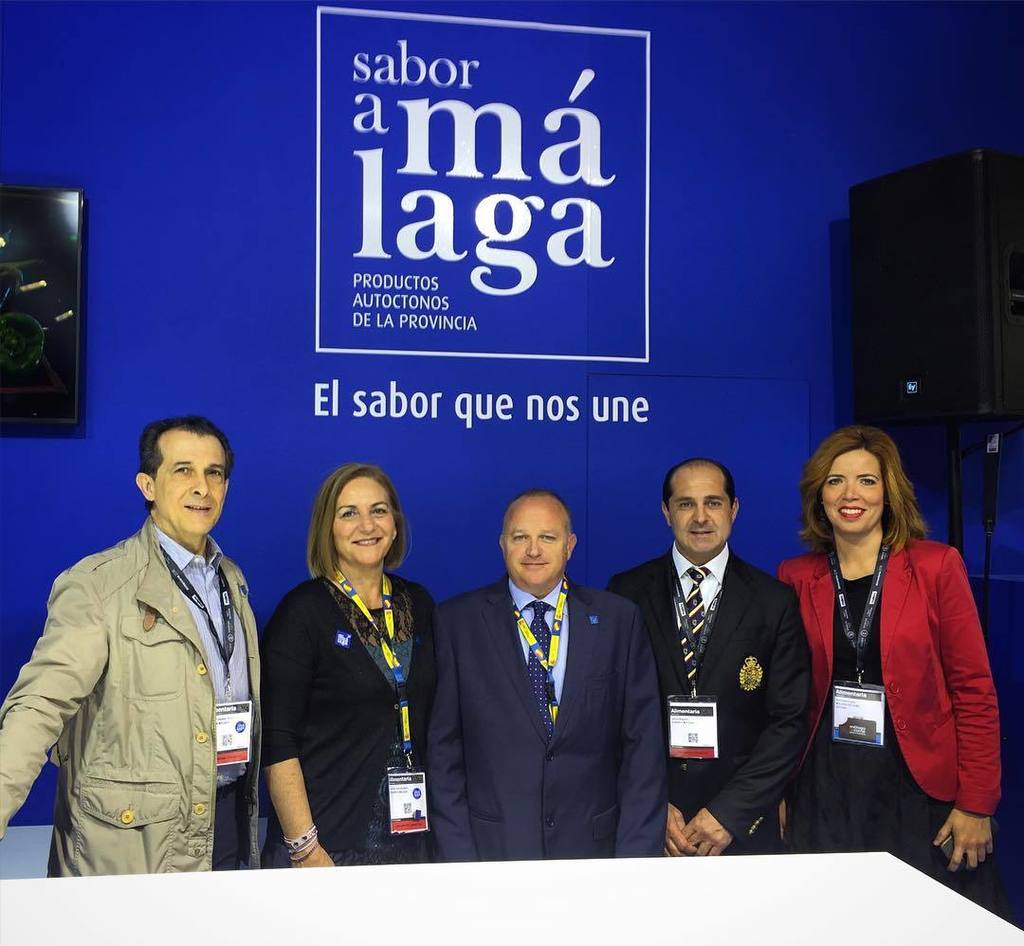 SaboraMalaga's tweet photo. Comienzan las reuniones, @agualeonor se reúne con Jaime Delgado, asesor de exportación :) #Alimentaria2016 https://t.co/Dq0iOmRhhe