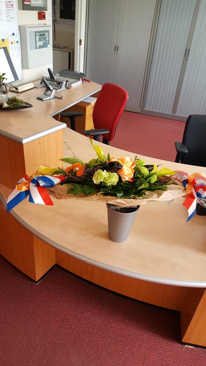 karolaoostwold's tweet photo. Dan ineens staat de burgemeester op de stoep met een bos bloemen voor Rehoboth @wzuveluwe https://t.co/nqqVBPih59